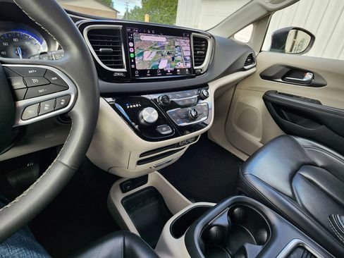 Used 2023 Chrysler Pacifica Touring-L FWD image 28