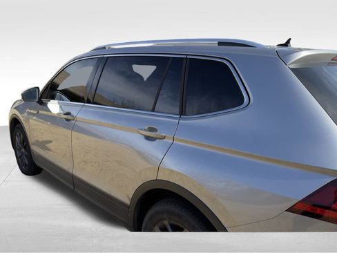 Used 2023 Volkswagen Tiguan SE w/ Panoramic Sunroof Package image 8