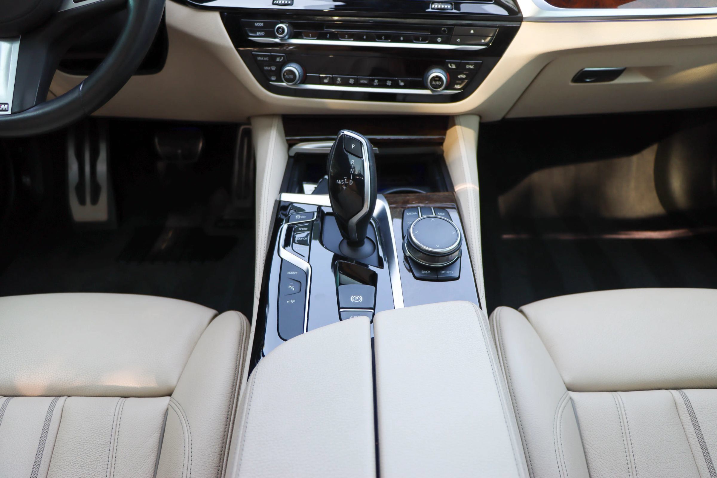 Used 2018 BMW 530e w/ M Sport Package 2 RWD image 27