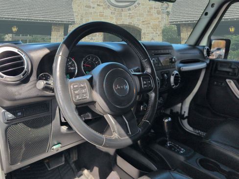 Used 2016 Jeep Wrangler Unlimited Rubicon w/ Connectivity Group AWD/4WD image 6