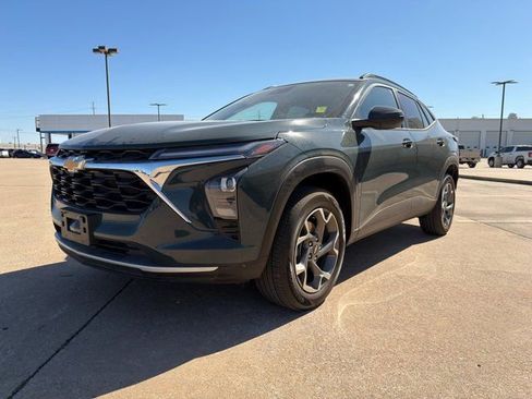 Used 2025 Chevrolet Trax LT image 8