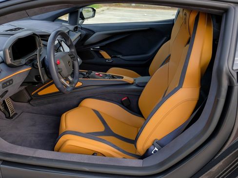 Used 2025 Lamborghini Revuelto image 4