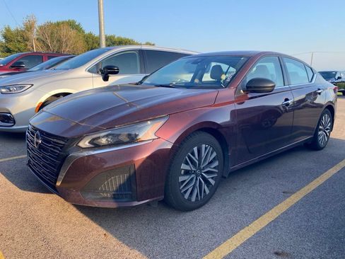 Used 2024 Nissan Altima 2.5 SV FWD image 13