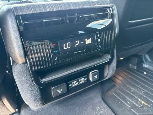 Used 2023 Jeep Wagoneer Series III w/ Preferred Equipment Group AWD/4WD image 16