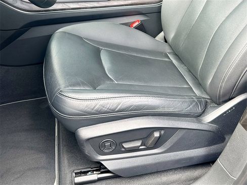 Used 2021 Audi Q8 Prestige w/ Prestige Package image 21