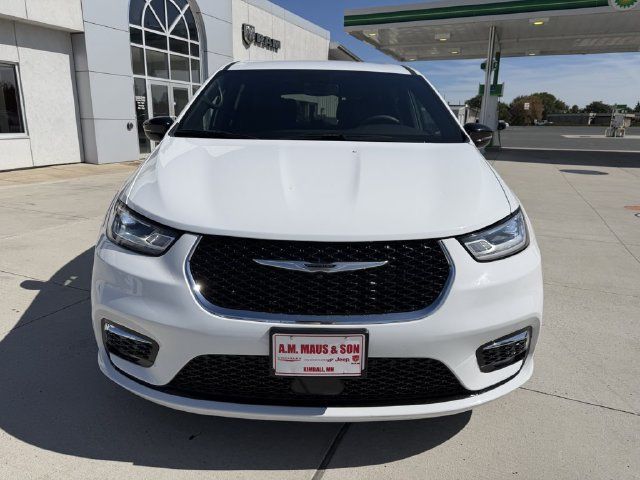 Used 2025 Chrysler Pacifica Select FWD image 3