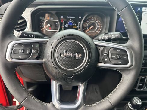 Used 2025 Jeep Wrangler Unlimited Sahara AWD/4WD image 23