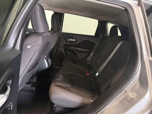 Used 2015 Jeep Cherokee Latitude w/ Comfort/Convenience Group FWD image 21