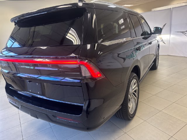 Used 2025 Lincoln Navigator Reserve AWD/4WD image 7