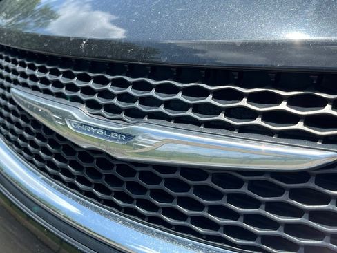 Used 2017 Chrysler Pacifica Limited w/ UConnect Theater Package FWD image 4