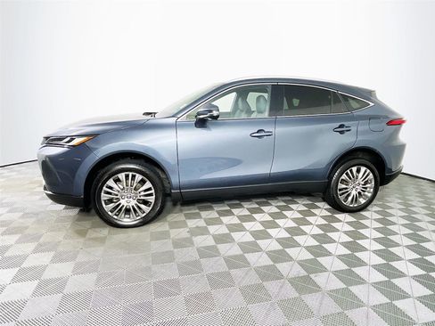 Used 2023 Toyota Venza Limited image 4