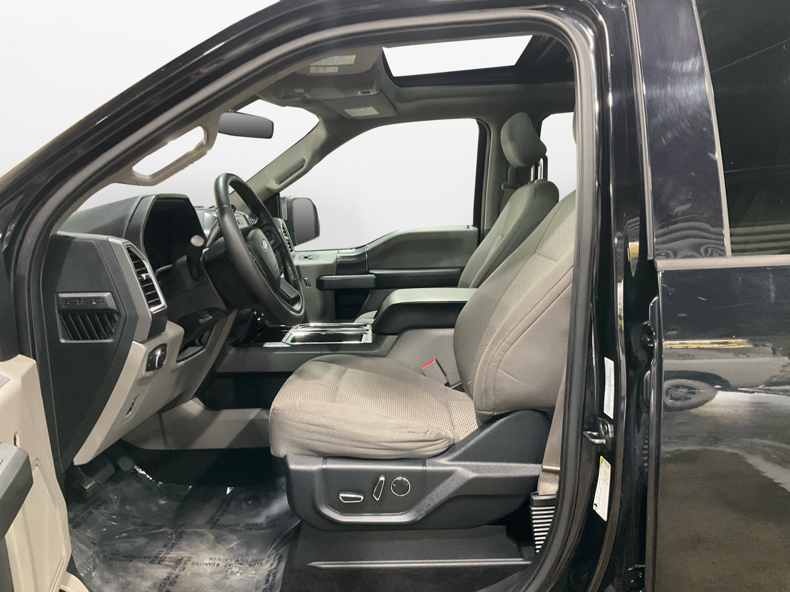 Used 2016 Ford F150 XLT w/ Equipment Group 302A Luxury AWD/4WD image 10