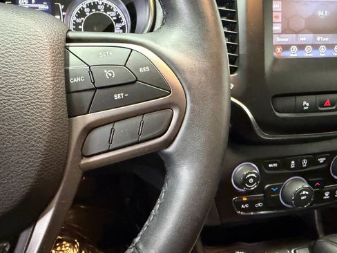 Used 2019 Jeep Cherokee Latitude Plus w/ Cold Weather Group AWD/4WD image 18