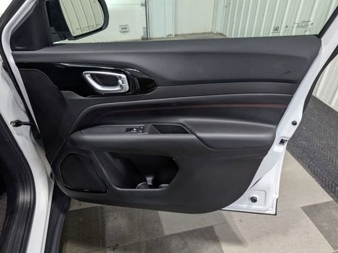Used 2025 Jeep Compass Trailhawk AWD/4WD image 25