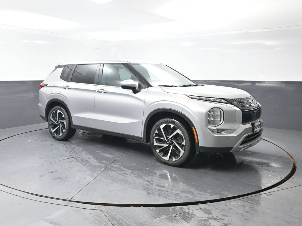 Used 2024 Mitsubishi Outlander SE FWD image 3