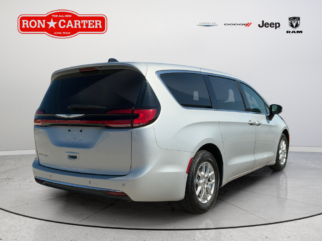 Used 2024 Chrysler Pacifica Touring-L FWD image 6