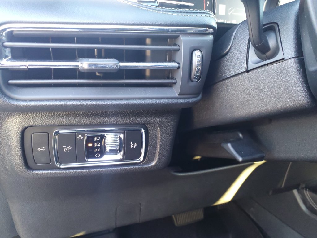 Used 2022 Lincoln Corsair AWD w/ Premium Package image 23
