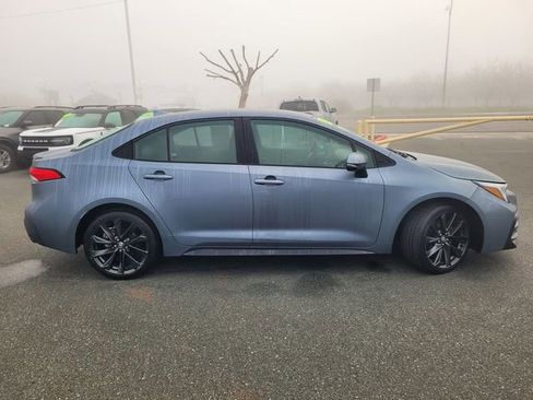 Used 2025 Toyota Corolla SE image 3