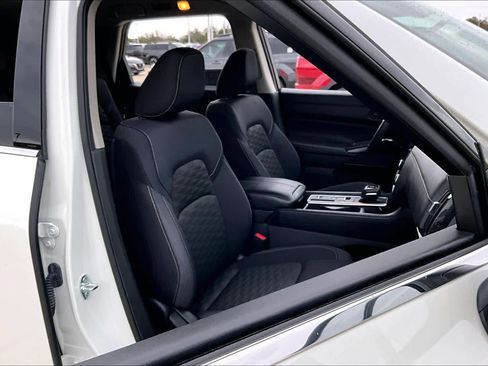 Used 2024 Nissan Pathfinder SV w/ Lighting Package (N92) image 8