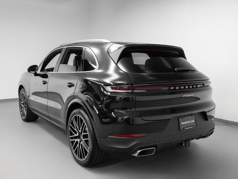 Certified 2025 Porsche Cayenne image 3