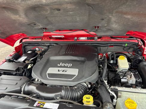 Used 2014 Jeep Wrangler Unlimited Sahara w/ Dual Top Group AWD/4WD image 20