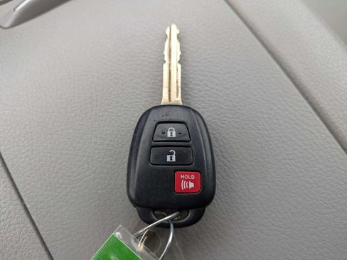 Used 2019 Toyota Highlander LE AWD/4WD image 35