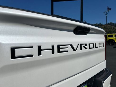 Used 2022 Chevrolet Silverado 1500 High Country w/ Technology Package AWD/4WD image 32
