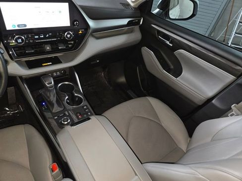 Used 2023 Toyota Highlander Limited AWD/4WD image 18