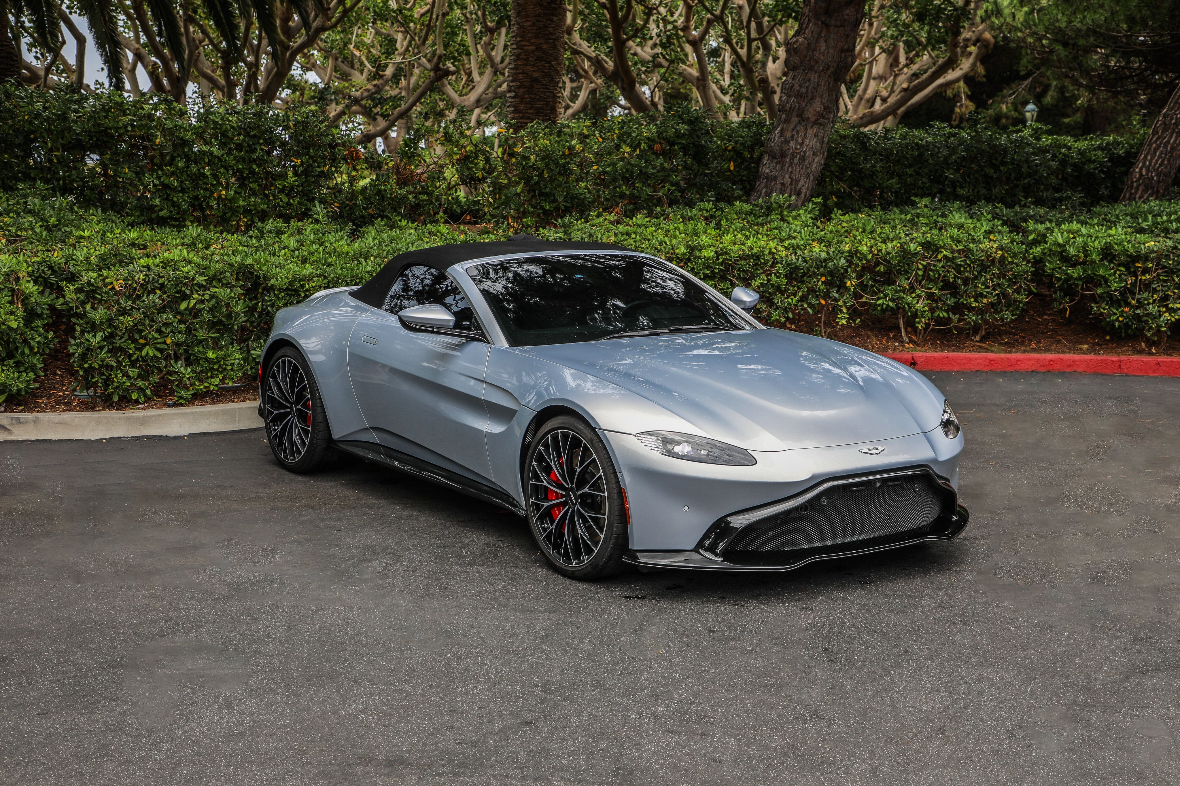 Used 2023 Aston Martin V8 Vantage Roadster RWD image 1