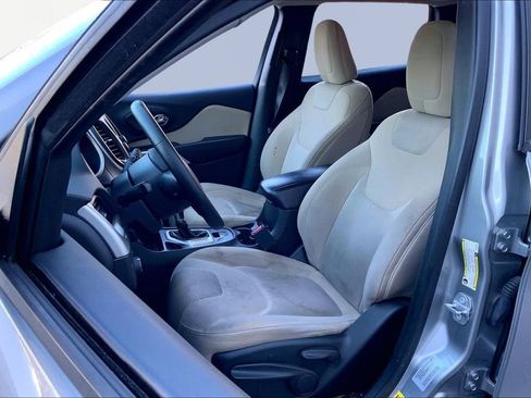 Used 2017 Jeep Cherokee Sport image 14