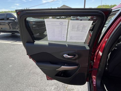 Used 2017 Jeep Cherokee Latitude FWD image 31