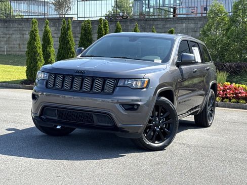 Used 2018 Jeep Grand Cherokee Altitude AWD/4WD image 5