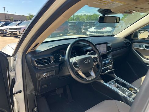 Used 2022 Ford Explorer Limited w/ Equipment Group 301A AWD/4WD image 25