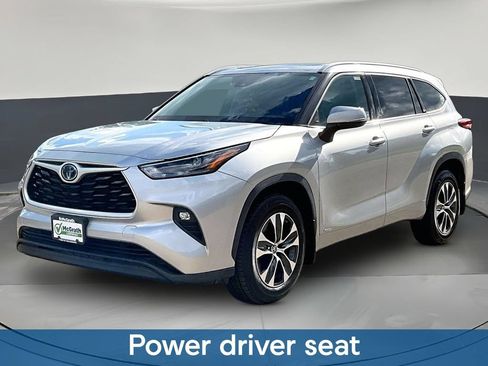 Used 2022 Toyota Highlander XLE AWD/4WD image 3
