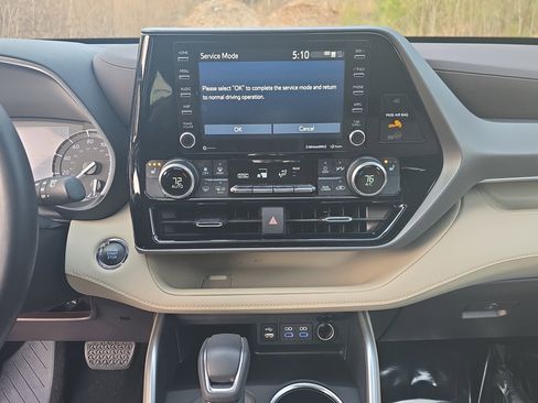 Used 2022 Toyota Highlander XLE image 19