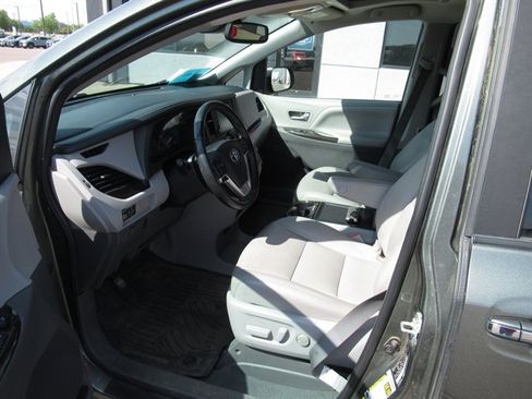 Used 2020 Toyota Sienna XLE Premium FWD image 4