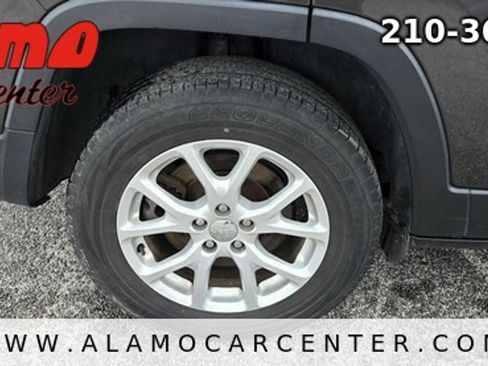 Used 2017 Jeep Cherokee Latitude AWD/4WD image 14