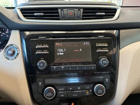 Used 2016 Nissan Rogue SV image 23