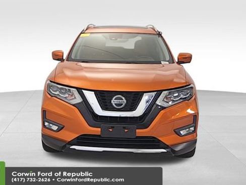 Used 2018 Nissan Rogue SL w/ Premium Package image 2
