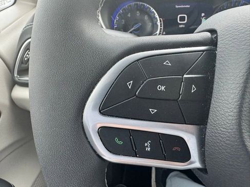 Used 2023 Chrysler Pacifica Limited FWD image 18
