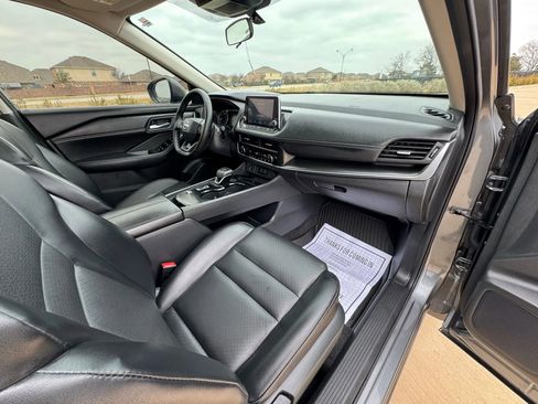 Used 2025 Nissan Rogue SV w/ SV Premium Package image 32