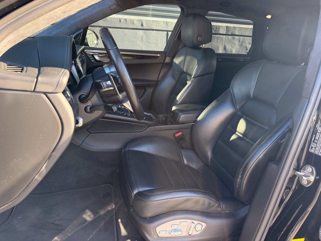 Certified 2021 Porsche Macan Turbo AWD/4WD image 5