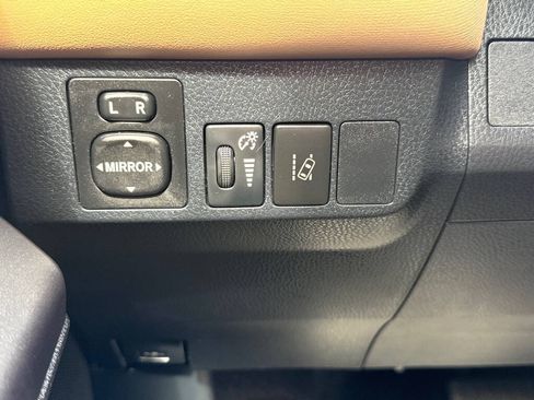 Used 2018 Toyota RAV4 XLE FWD image 14