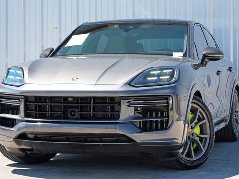 Used 2024 Porsche Cayenne Turbo image 3