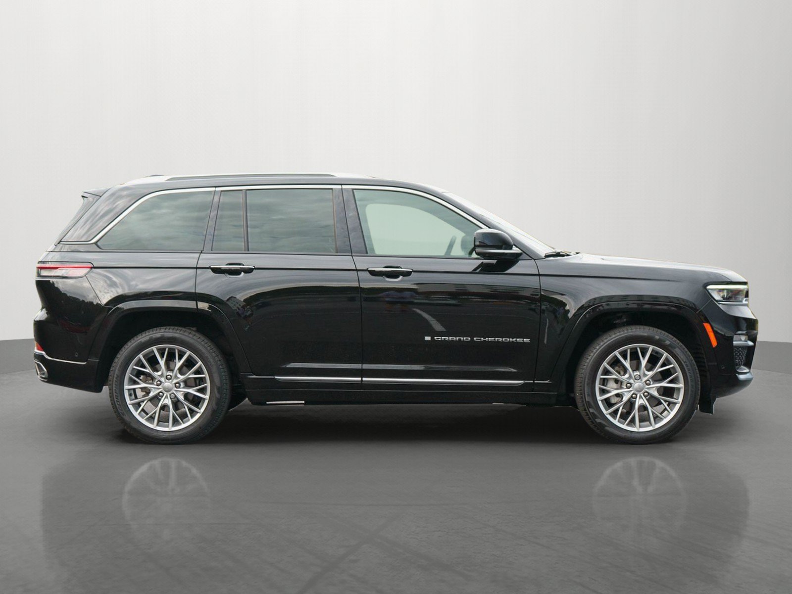 Used 2022 Jeep Grand Cherokee Summit AWD/4WD image 8