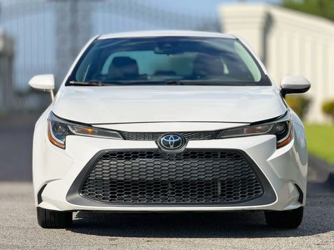 Used 2022 Toyota Corolla LE FWD image 3