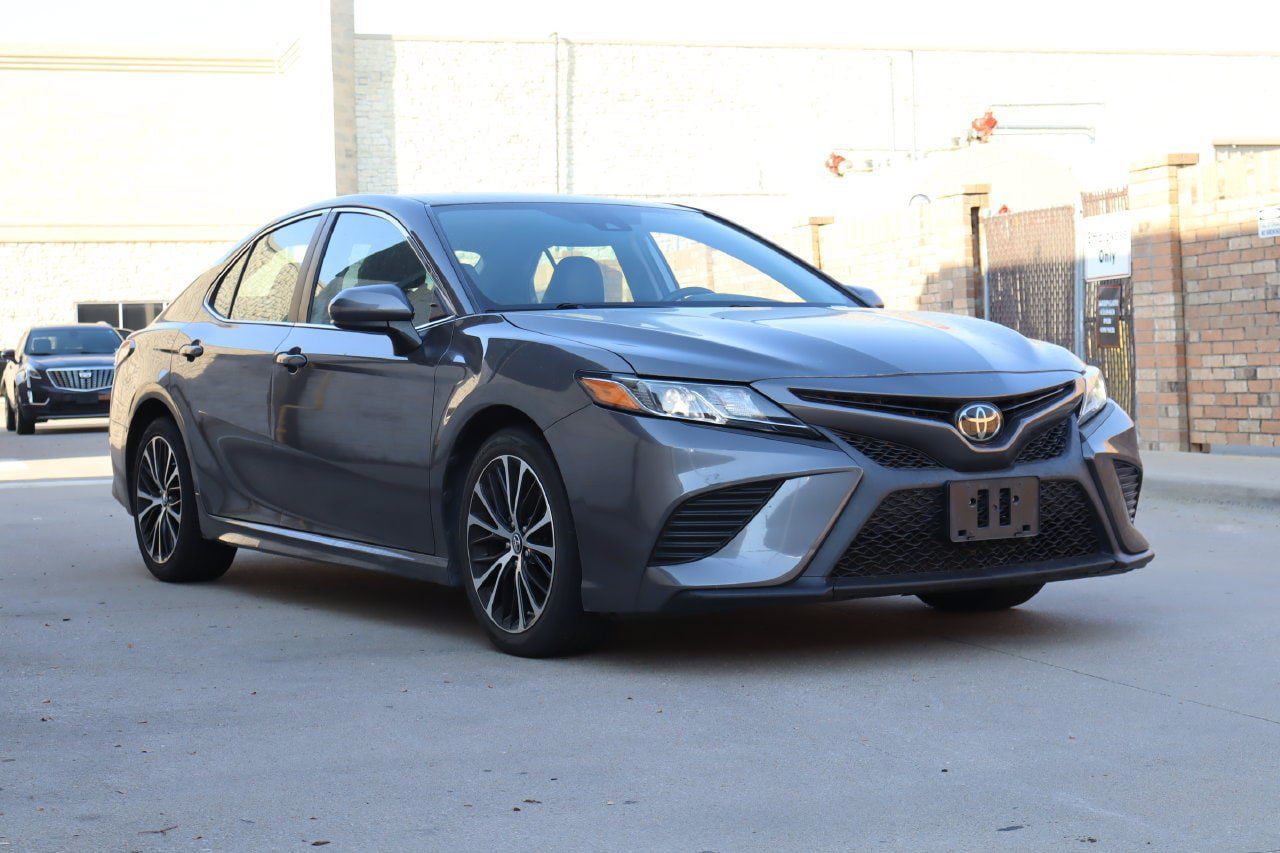 Used 2019 Toyota Camry SE FWD image 2