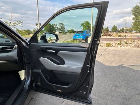 Used 2020 Toyota Highlander XLE AWD/4WD image 31