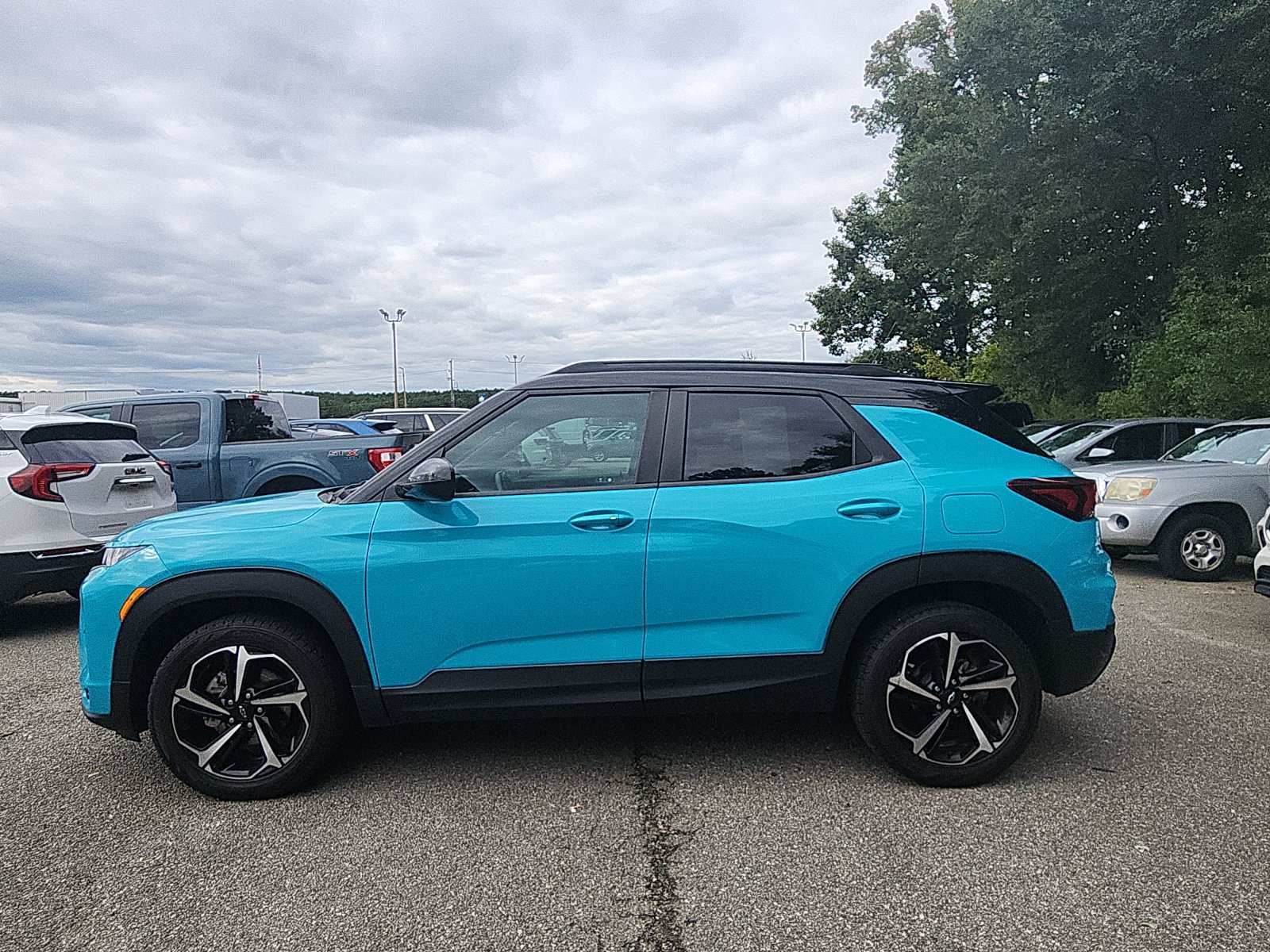 Used 2021 Chevrolet TrailBlazer RS w/ Sun and Liftgate Package AWD/4WD image 2