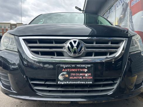 Used 2011 Volkswagen Routan SE FWD image 8